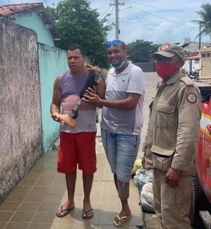 Turista perde prótese de perna em banho de mar em João Pessoa e população se une para ajudá-lo
