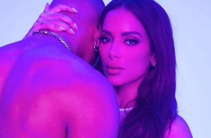 Anitta faz coisas que beiram à pornografia dizendo ser música