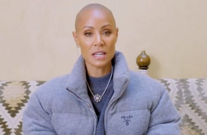 Humorista debocha de doença de Jada Smith após o Oscar: ‘Coloca uma peruca’