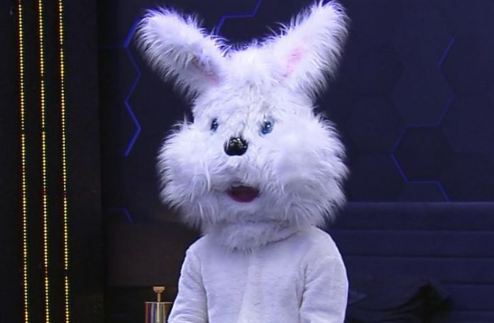 ‘BBB 22’: Arthur Aguiar retorna à casa vestido de coelhinho da Páscoa; veja reações