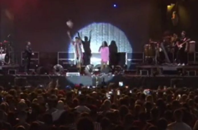 Calcinha Preta solta pombo para homenagear Paulinha Abelha e ave cai direto no público; veja