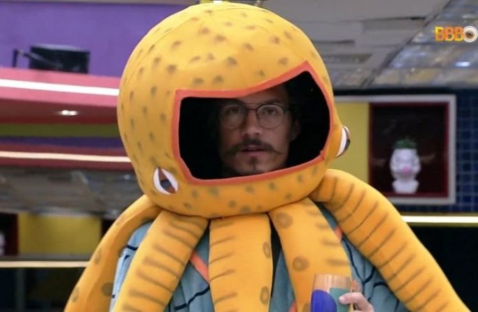 Eli se revolta no ‘BBB 22’ ao receber monstro e Natália tenta se explicar: ‘Não bate a porta’