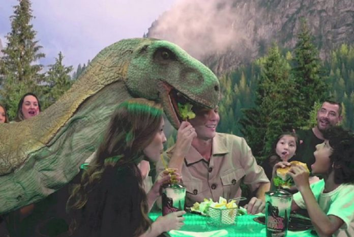 Show com dinossauro robô que come hambúrguer volta a São Paulo