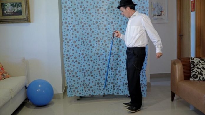 Professor se torna palhaço após diagnóstico de Parkinson: ‘No humor, os tremores são aceitos’