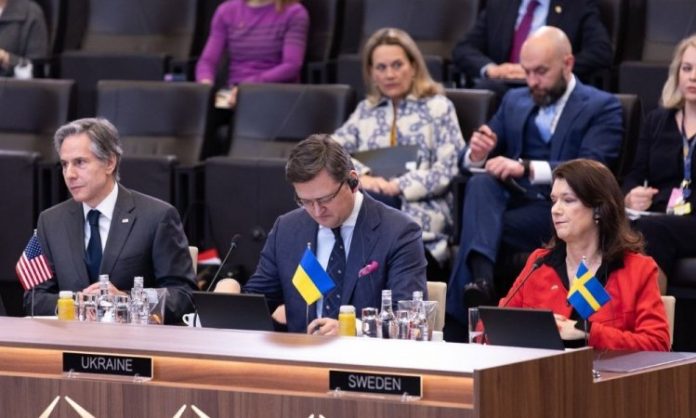 ‘Armas, armas e armas’, pede ministro da Ucrânia durante reunião na Otan