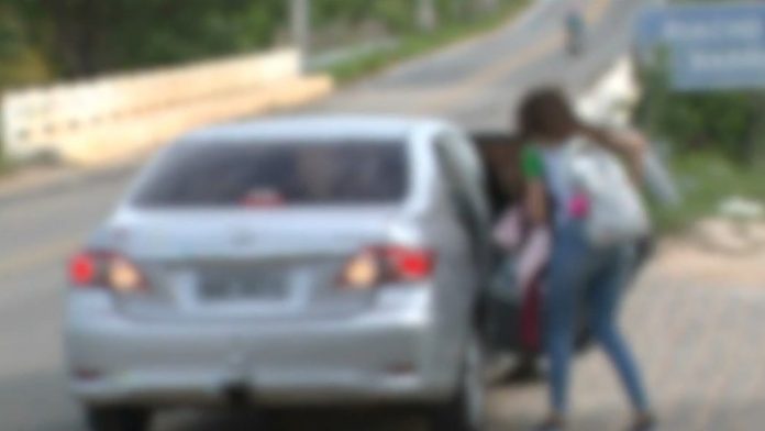 Estudantes do IFPB, em Picuí, precisam pedir carona em rodovia para retornar a Pedra Lavrada