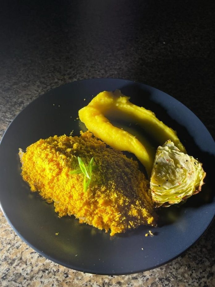 Aprenda como fazer receita de filé de tilápia na crosta de farofa de dendê no Chef JPB