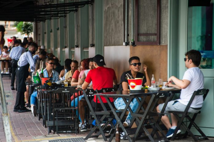 Setor de serviços cai pelo segundo mês seguido em fevereiro e acumula retração de 2% em 2022