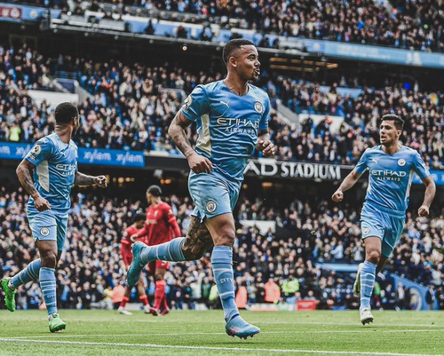 Manchester City e Liverpool empatam em 2 a 2 e mantêm briga pelo título
