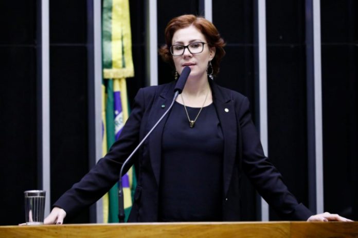 ‘Ou o STF prende o Lula ou manda soltar o Silveira’, diz Carla Zambelli