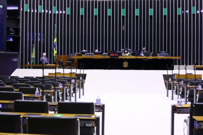 Câmara dos Deputados vota urgência do projeto das fake news nesta quarta