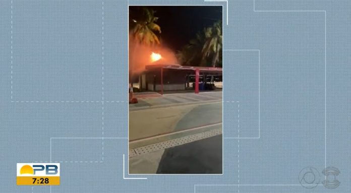 Incêndio atinge quiosque próximo ao Busto de Tamandaré, na orla de João Pessoa