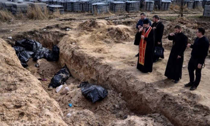 Após um mês de terror, moradores de Bucha retornam para a cidade