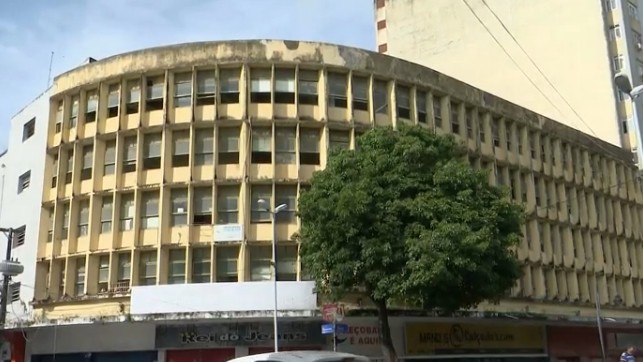 Famílias ocupam prédio no Centro de João Pessoa; Prefeitura analisa situação