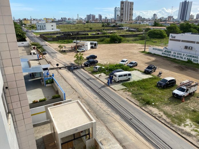 Queda de sete postes deixa casas no bairro do Bessa sem energia, em João Pessoa
