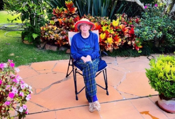 Rita Lee está curada do câncer, anuncia filho Beto Lee