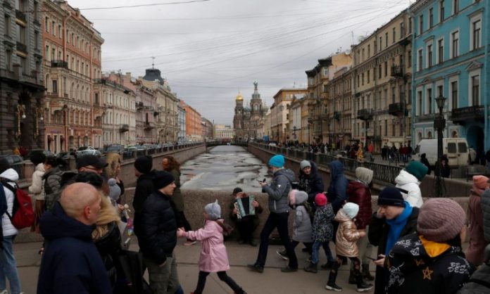 Russos ficam mais próximos a Putin conforme Ocidente aumenta sanções por guerra na Ucrânia