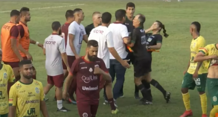 Técnico que agrediu árbitra no Espírito Santo é suspenso por 30 dias; Flavio Prado e Mauro Cezar defendem banimento