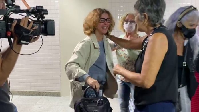 Brasileira que saiu da Ucrânia durante a guerra chega à Paraíba e é recebida pela família