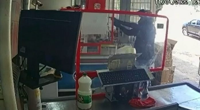 Policial à paisana reage a assalto e troca tiros com suspeitos, no Sertão da PB