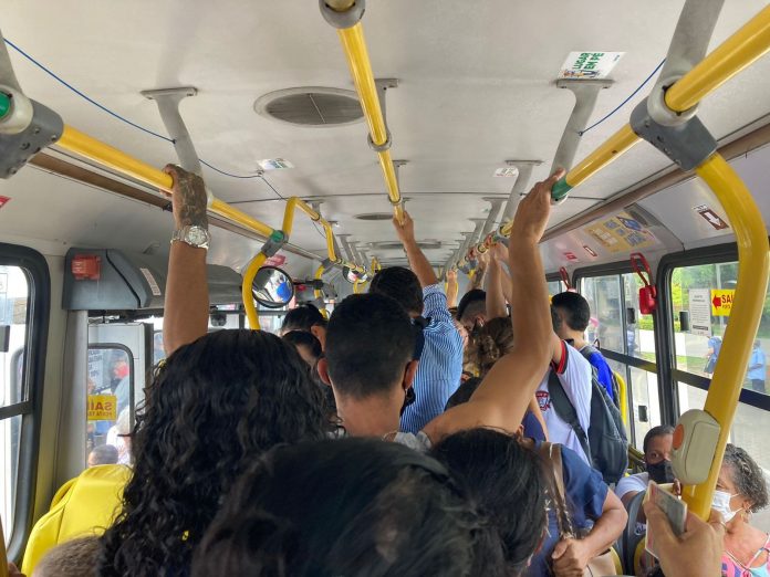 Usuários de ônibus em João Pessoa reclamam de atrasos e redução de linhas