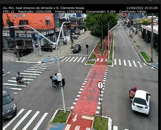 Colisão entre carro e moto deixa feridos na Avenida Beira Rio, em João Pessoa; veja vídeo