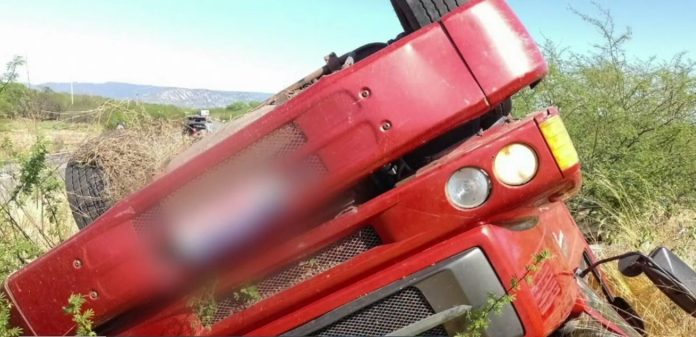 Caminhão tomba e motorista é socorrido inconsciente no interior do RN