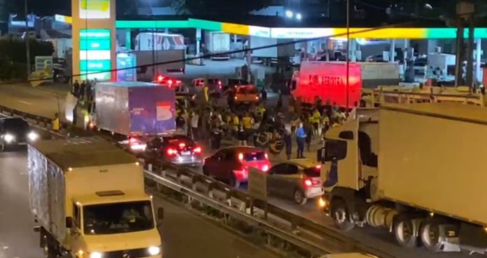Trechos interditados por manifestantes bolsonaristas contra o resultado das eleições são liberados na Paraíba