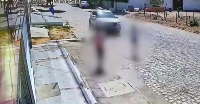 VÍDEO: Carro com apenas crianças dentro sai de ré e só para ao atingir muro de casa no interior do RN