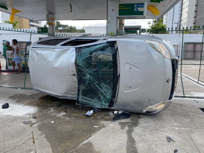 Carro capota após colisão na avenida Hermes da Fonseca em Natal