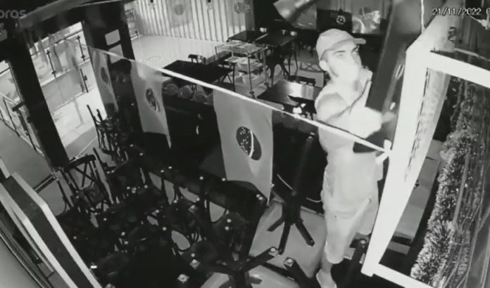 Criminosos invadem padaria de madrugada e furtam cinco aparelhos de TV na Grande Natal; veja vídeo