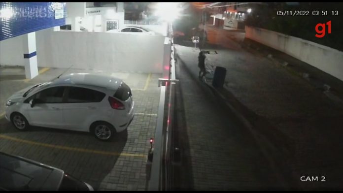 Câmera flagra roubo de fios de telefone e internet no Altiplano, em João Pessoa; vídeo