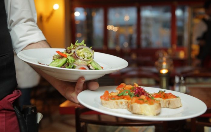 Abrasel faz campanha de recrutamento de mão de obra para festas de fim de ano e Copa do Mundo no RN