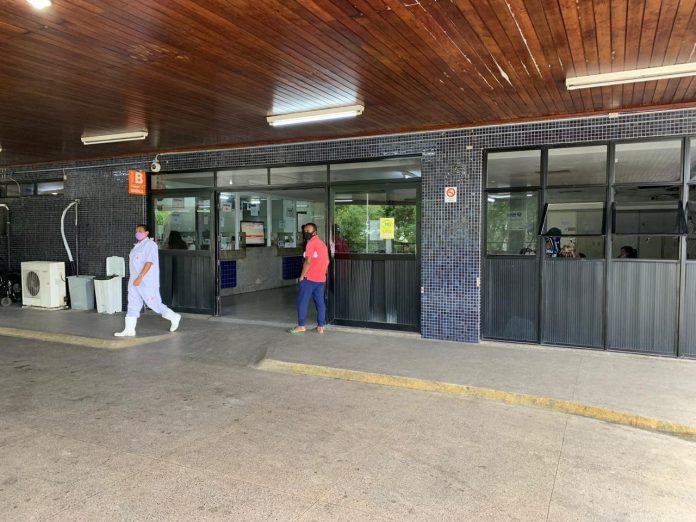 Homem atropelado por moto é socorrido em estado grave e hospital procura familiares em Natal