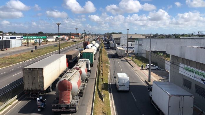 Protesto contra o resultado das eleições bloqueia BR-101, em Parnamirim