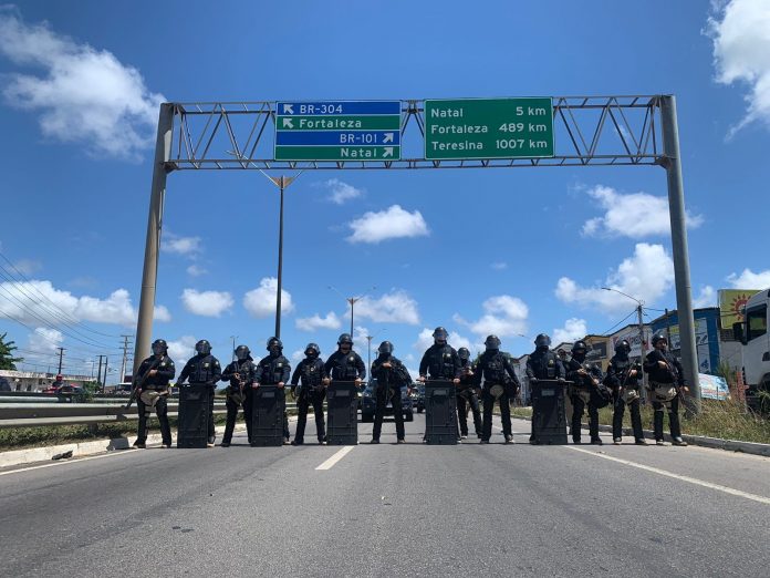 Com bombas de efeito moral, tropa de choque da PRF encerra bloqueio na BR-101 em Parnamirim