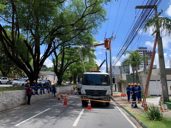 Avenida Hermes da Fonseca é interditada por risco de queda de poste em Natal, diz STTU