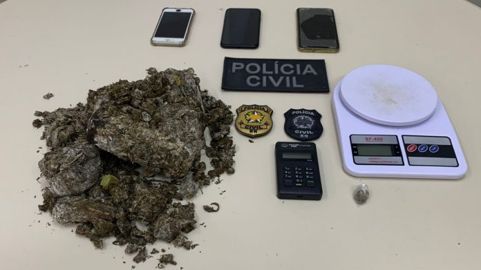 Casal suspeito de roubo de carro é preso em flagrante com cerca de 1 kg de maconha em Natal