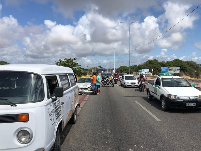 Acidente entre dois carros e moto deixa uma pessoa ferida e congestiona Ponte Newton Navarro em Natal