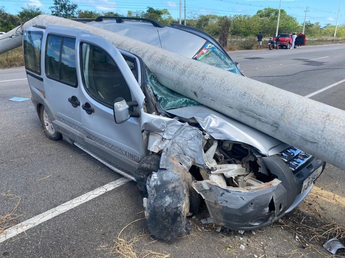 Poste cai sobre carro após colisão no prolongamento da Prudente de Morais em Natal