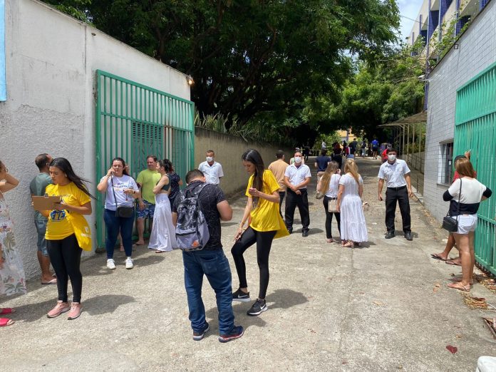 Estudantes chegam aos locais de prova no segundo dia do Enem 2022 em Natal