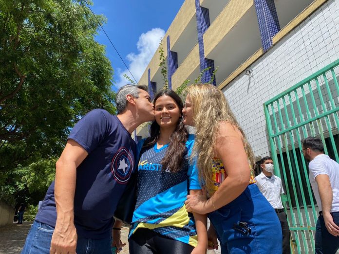 Pais acompanham filha até o local de prova do Enem em Natal para mostrar apoio: ‘Faz a diferença’