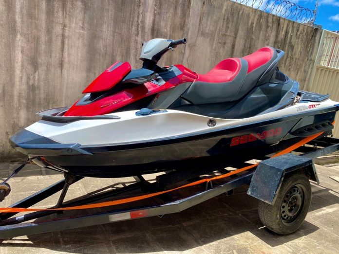 Jet-ski, carro, roupas de grife e joias são apreendidos com suspeitos de furtos e roubos em Natal