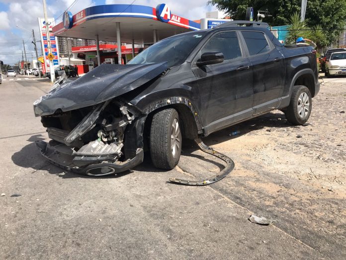 Carro bate, derruba poste e motorista foge em Nova Parnamirim; polícia encontra bebidas alcoólicas