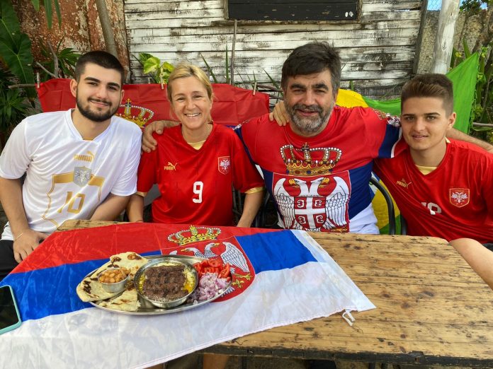 Família sérvia que mora no Brasil torce por empate na estreia das duas seleções na Copa: ‘Vai que dá zebra?’