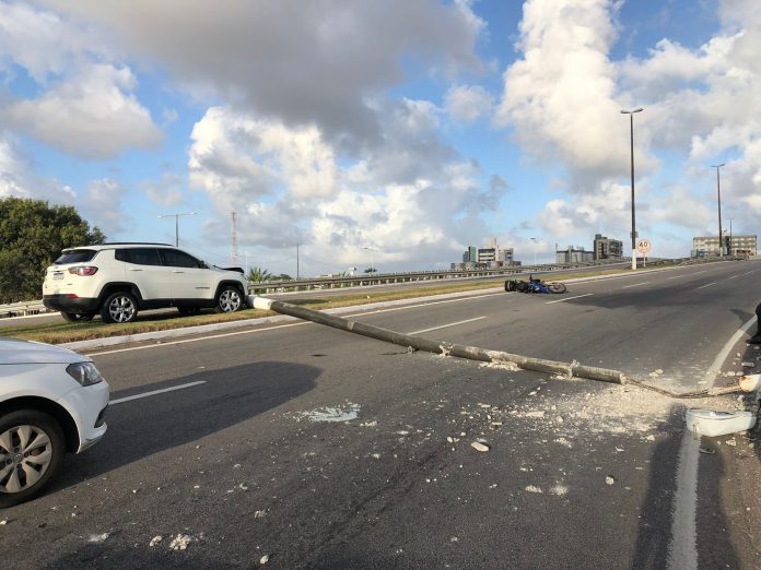 Poste cai em cima de moto após ser atingido por carro na Zona Sul de Natal; motociclista fica ferido