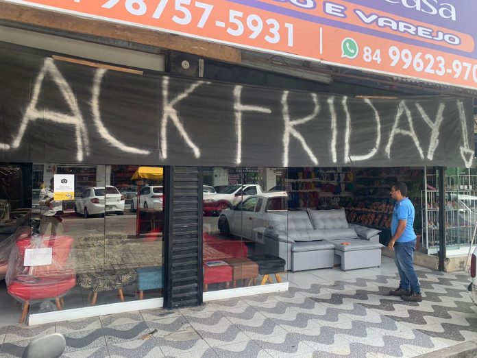 Manhã de Black Friday tem movimentação abaixo da esperada no comércio de Natal, dizem vendedores