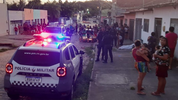 Funcionário de pet shop é morto a tiros na calçada da casa da companheira na Zona Oeste de Natal