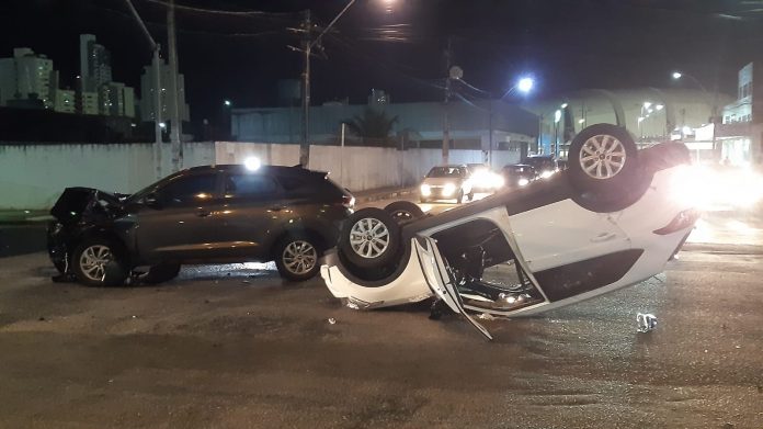 Carro capota após colisão em cruzamento na Zona Sul de Natal