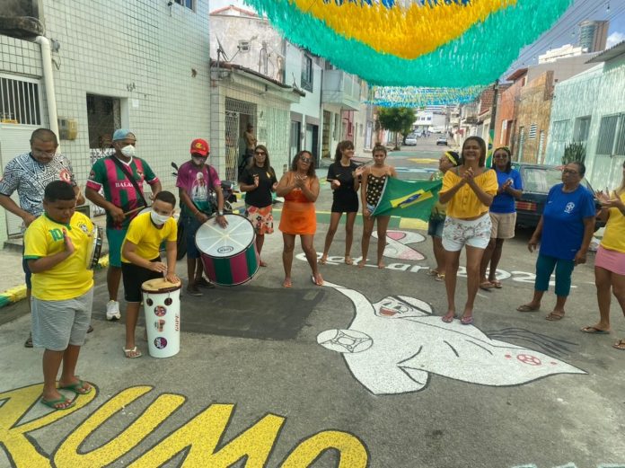 Moradores das Rocas, em Natal, se reúnem com samba para assistir 2º jogo do Brasil na Copa: ‘Juntamos o que gostamos muito’